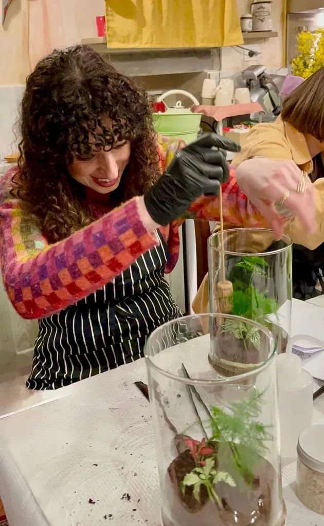 Arianna al lavoro nel suo laboratorio botanico
