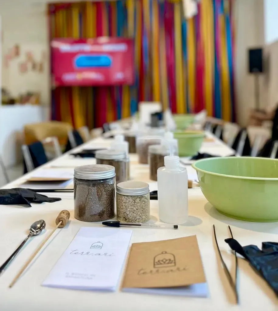 Arianna durante un workshop di creazione terrari